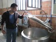 Marco controlla una caldaia per la lavorazione del latte