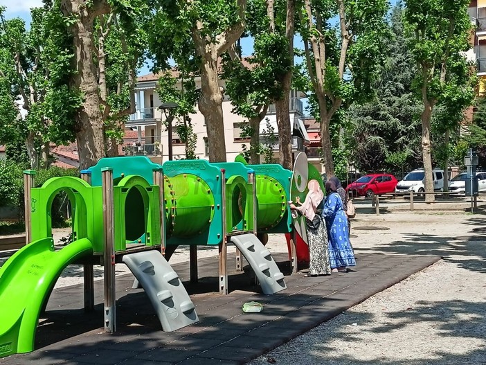 Savigliano, gruppo di mamme ripulisce dalle scritte i giochi dei bambini al parco Graneris Savigliano, gruppo di mamme ripulisce dalle scritte i giochi dei bambini al parco Graneris