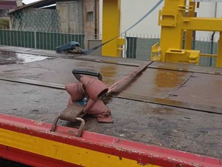 Le immagini che testimoniano la posa delle cinghie con le quali il carico era stato ancorato e la presenza delle cinghie dopo l'incidente Le immagini che testimoniano la posa delle cinghie con le quali il carico era stato ancorato e la presenza delle cinghie dopo l'incidente