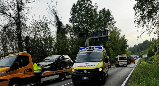 Scontro tra tre auto sulla Provinciale 12 a Carrù: traffico rallentato