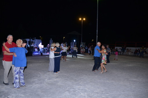 Coppie danzanti all'ultima serata di &quot;E...state a Bra&quot; - foto di Luciano Cravero