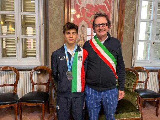Dennis Fina campione azzurro accolto in Comune dal sindaco Claudio Ambrogio Dennis Fina campione azzurro accolto in Comune dal sindaco Claudio Ambrogio