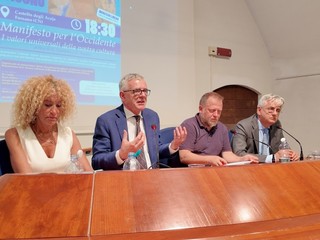 Nelle foto alcuni momenti della presentazione Nelle foto alcuni momenti della presentazione