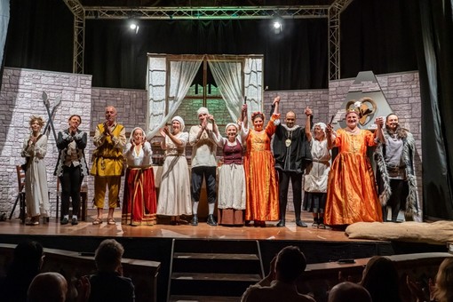 Gli attori de "La Corte dei Folli" in scena con lo spettacolo "Amleto in salsa piccante" Gli attori de "La Corte dei Folli" in scena con lo spettacolo "Amleto in salsa piccante"