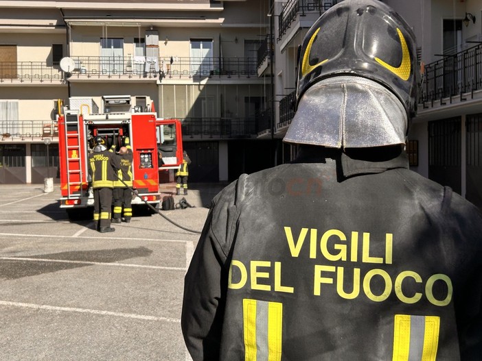 Envie: in fiamme la cucina di un'abitazione, necessario l'intervento dei vigili del fuoco