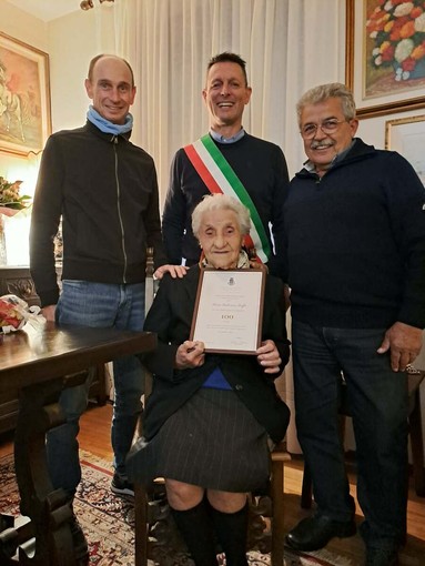 L'omaggio dell'Amministrazione comunale per il lusinghiero traguardo L'omaggio dell'Amministrazione comunale per il lusinghiero traguardo