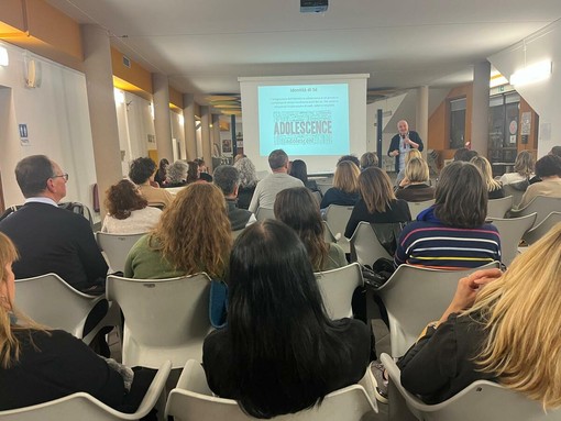 "Supereroi Fragili": l'Alberghiero Donadio di Dronero accende i riflettori sugli adolescenti di oggi "Supereroi Fragili": l'Alberghiero Donadio di Dronero accende i riflettori sugli adolescenti di oggi