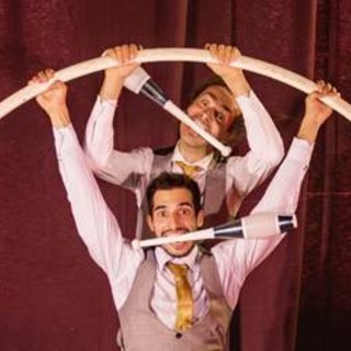 Acrobazie e risate sotto lo chapiteau: a Mondovì arriva &quot;Mi sa che tocca a noi&quot; del Duo Zanapia