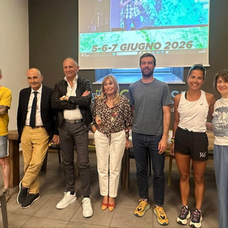 La presentazione tenuta ieri presso l'ATL del Cuneese. A sinistra Gabriele Pascon di Mondolé Experience, il presidente Ente di Gestione delle Aree Protette delle Alpi Marittime Armando Erbì, il vicepresidente ATL del Cuneese Mariano Occelli, la presidente ATL del Cuneese Gabriella Giordano, il consigliere dell'Unione Montana Mondolé e assessore alle Manifestazioni del Comune di Villanova Mondovì Giacomo Vinai, la runner e testimonial di Visitcuneese Alice Minetti, la direttrice ATL del Cuneese Daniela Salvestrin