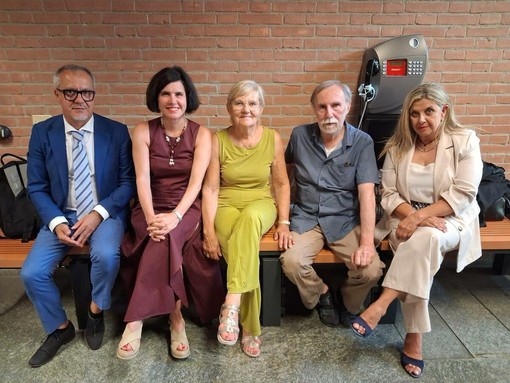 Carla Bonino e Giuseppe Steffanino, ex sindaca e vice di Vezza d'Alba, coi difensori Silvia Calzolaro, Marta Giovannini e Marco Calosso Carla Bonino e Giuseppe Steffanino, ex sindaca e vice di Vezza d'Alba, coi difensori Silvia Calzolaro, Marta Giovannini e Marco Calosso