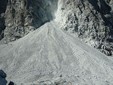 Particolare del cono detritico, con in evidenza, sulla parte a destra, l’accumulo recente più chiaro (foto Arpa Piemonte) Particolare del cono detritico, con in evidenza, sulla parte a destra, l’accumulo recente più chiaro (foto Arpa Piemonte)