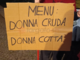 Un cartellone di NonUnaDiMeno durante la manifestazione nella Giornata contro la Violenza sulle Donne
