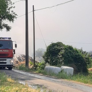 In fiamme alcune rotoballe al Passatore a Cuneo: in corso l'intervento dei Vigili del Fuoco