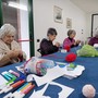 "L'Albero Vestito": alla Casa di Riposo Sacra Famiglia di Mondovì gli ospiti intrecciano fili e ricordi per adottare un olmo nel parco Acquadolce "L'Albero Vestito": alla Casa di Riposo Sacra Famiglia di Mondovì gli ospiti intrecciano fili e ricordi per adottare un olmo nel parco Acquadolce