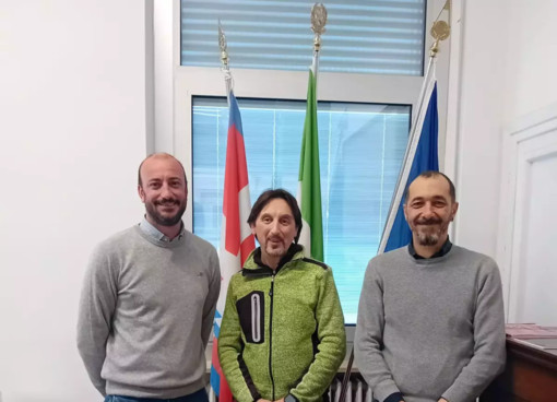Nella foto: il Vicesindaco Mattia Domenico Quaglia, il nuovo dipendente Riccardo Boerio e il Responsabile dei Lavori Pubblici Giovanni Tosco Nella foto: il Vicesindaco Mattia Domenico Quaglia, il nuovo dipendente Riccardo Boerio e il Responsabile dei Lavori Pubblici Giovanni Tosco