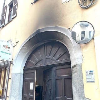 Bra, 70enne denunciato per il fuoco appiccato al portale del Comando di Polizia Locale