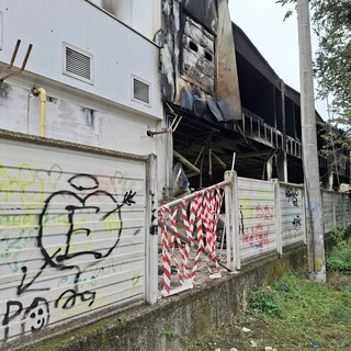 L'edificio di via San Rocco, ora distrutto dal rogo