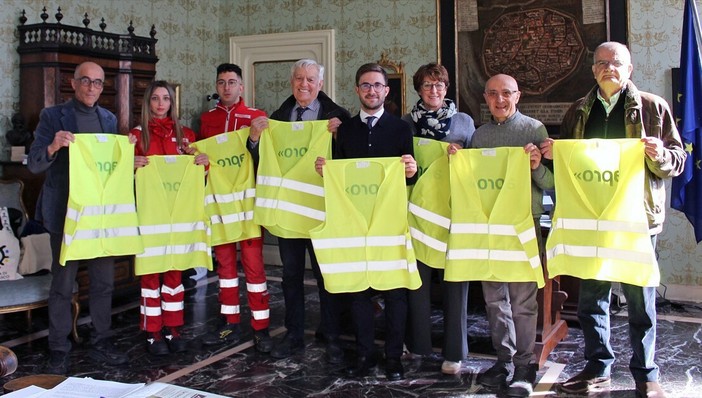 Apro Formazione dona cento gilet catarifrangenti: ad Alba un gesto concreto per la sicurezza dei giovani migranti