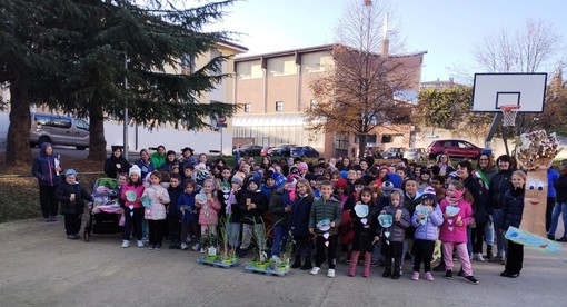 Gli alunni dei plessi di Villanova Mondovì in festa per gli alberi [FOTO]