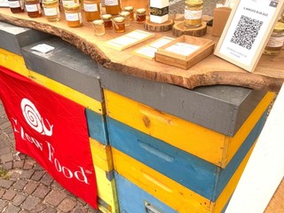 Mieli, confetture, farine, carni, frutta e verdura, tutti di alta qualità e provenienti dal Roero Mieli, confetture, farine, carni, frutta e verdura, tutti di alta qualità e provenienti dal Roero