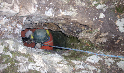 L'ingresso della grotta in un'immagine del portale Catasto Grotte Piemonte (https://catastogrotte-piemonte.net/) L'ingresso della grotta in un'immagine del portale Catasto Grotte Piemonte (https://catastogrotte-piemonte.net/)