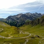 Una veduta panoramica della strada del Colle dell'Agnello (foto Provincia di Cuneo) Una veduta panoramica della strada del Colle dell'Agnello (foto Provincia di Cuneo)