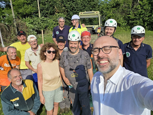 I volontari insieme al sindaco
