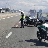 La tangenziale di Bra chiusa al traffico in direzione Roreto per un incendio di sterpaglie