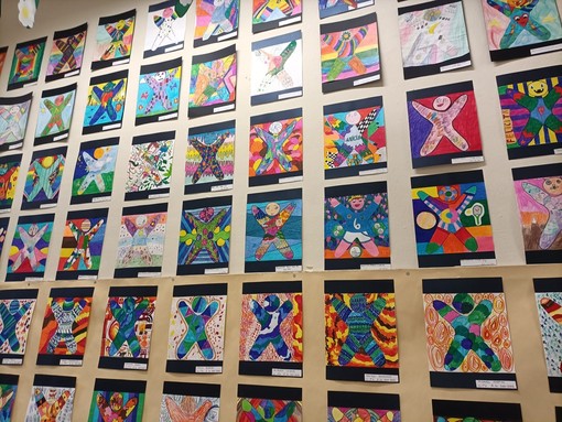 L'atrio della scuola di Villanova Mondovì si colora con un mosaico gigante creato dai bambini