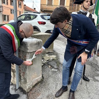 Il sindaco Luca Robaldo e il consigliere provinciale Pietro Danna scoprono la targhetta in ricordo di Carlo Cappelletti