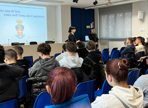 Orientamento nelle scuole: i Carabinieri presentano le carriere ai giovani cuneesi Orientamento nelle scuole: i Carabinieri presentano le carriere ai giovani cuneesi