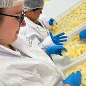 I lavoratori protagonisti del progetto “Evviva – La frutta con l’anima” I lavoratori protagonisti del progetto “Evviva – La frutta con l’anima”