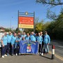 I giocatori dell'Over 50 Football Club Provincia Granda con la bandiera della Provincia per le strade di Manchester