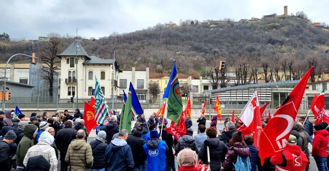 Un presidio sindacale di fronte all'ex Cinzano, nel marzo 2025, durante la vertenza che portò alla cessione dello stabilimento all'attuale proprietà