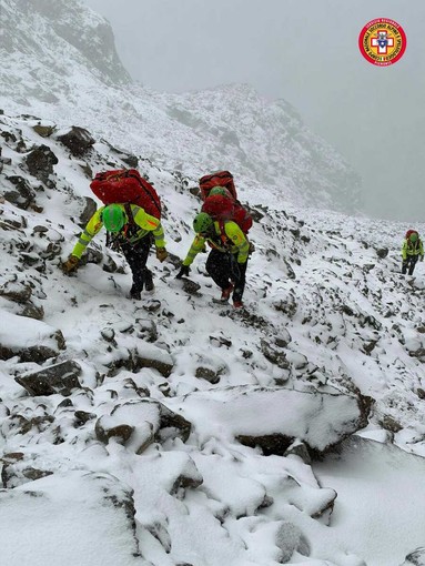 Alcuni momenti dell'intervento di soccorso presso il monte Corno Stella, nel comune di Valdieri: le operazioni hanno coinvolto 118, Soccorso Alpino, Soccorso Alpino della Guardia di Finanza (Sagf) e Vigili del Fuoco