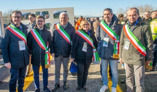 Al centro nella foto la sindaca lamorrese Marialuisa Ascheri insieme ai colleghi di Alba, Bra, Cherasco, Castagnito e Govone