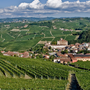 Una veduta di Barolo col suo castello Una veduta di Barolo col suo castello