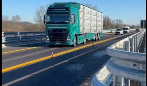 L'Asti-Cuneo ha aperto alle 10.33: il video di Cirio documenta l'atteso passaggio dei primi veicoli [VIDEO]