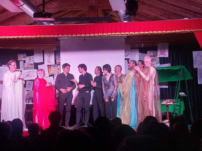 Al teatro Garavagno di Trinità lo spettacolo “Mike che veniva da lontano” ottiene i consensi del pubblico