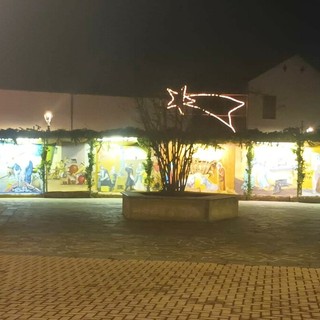 Salmour: luminarie, albero e presepe allestiti in piazza Caduti per la libertà Salmour: luminarie, albero e presepe allestiti in piazza Caduti per la libertà