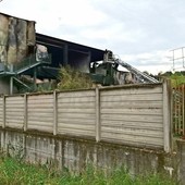 Lo stabile distrutto: in corso le verifiche dei Vigili del Fuoco Lo stabile distrutto: in corso le verifiche dei Vigili del Fuoco