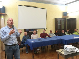 Nelle foto alcuni momenti della serata tenuta nel salone della biblioteca civica Nelle foto alcuni momenti della serata tenuta nel salone della biblioteca civica