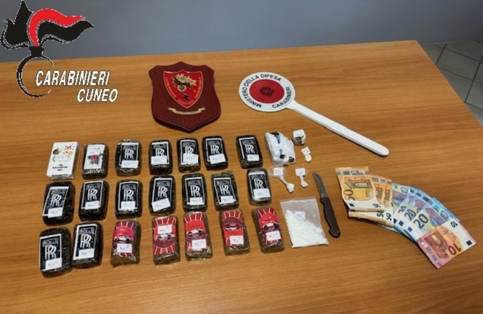 Trovato in possesso di cocaina, in casa nascondeva due chilogrammi di hashish