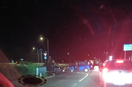 Nella foto i mezzi coinvolti nell’incidente di Alba (Ph. Sabrina Passone, gruppo Facebook "Sei di Alba se…") Nella foto i mezzi coinvolti nell’incidente di Alba (Ph. Sabrina Passone, gruppo Facebook "Sei di Alba se…")