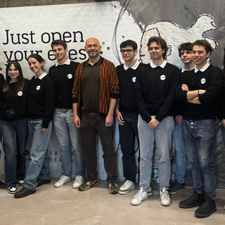 Il gruppo di Wild Life Protection con l'artista Valerio Berruti