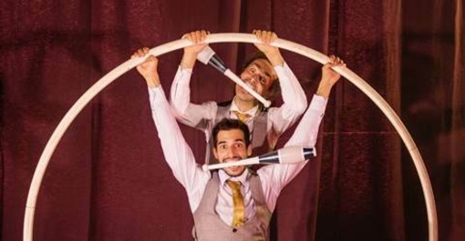 Acrobazie e risate sotto lo chapiteau: a Mondovì arriva "Mi sa che tocca a noi" del Duo Zanapia Acrobazie e risate sotto lo chapiteau: a Mondovì arriva "Mi sa che tocca a noi" del Duo Zanapia