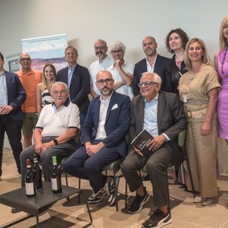 Il presidente Robaldo con i promotori dell'evento in ricordo di Gino Veronelli Il presidente Robaldo con i promotori dell'evento in ricordo di Gino Veronelli