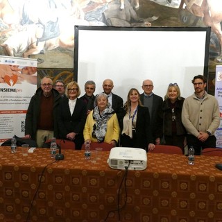 Foto di gruppo per i rappresentanti de La Rete Solidale e dei vari enti che hanno presentato i risultati 2025 e i progetti 2026 del programma Insieme X