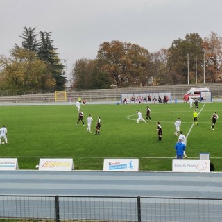 Nelle foto alcuni momenti del derby giocato allo stadio "Manzo" di Alba Nelle foto alcuni momenti del derby giocato allo stadio "Manzo" di Alba