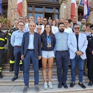Anita Gastaldi insieme ai familiari e alle autorità al termine della premiazione
